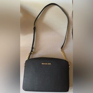 NWOT Michael Kors Medium Jet Set Leather Crossbody. Black Leather Gold Chains